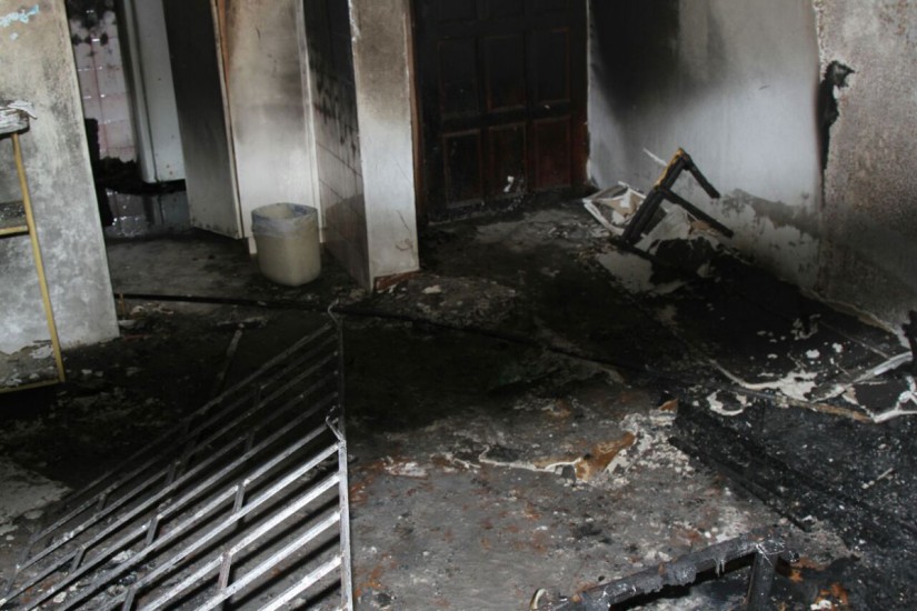 Após incêndio, vizinhos terão que esperar avaliação de engenheiros para voltar para casa. | Gerson Klaina/Tribuna do Paraná