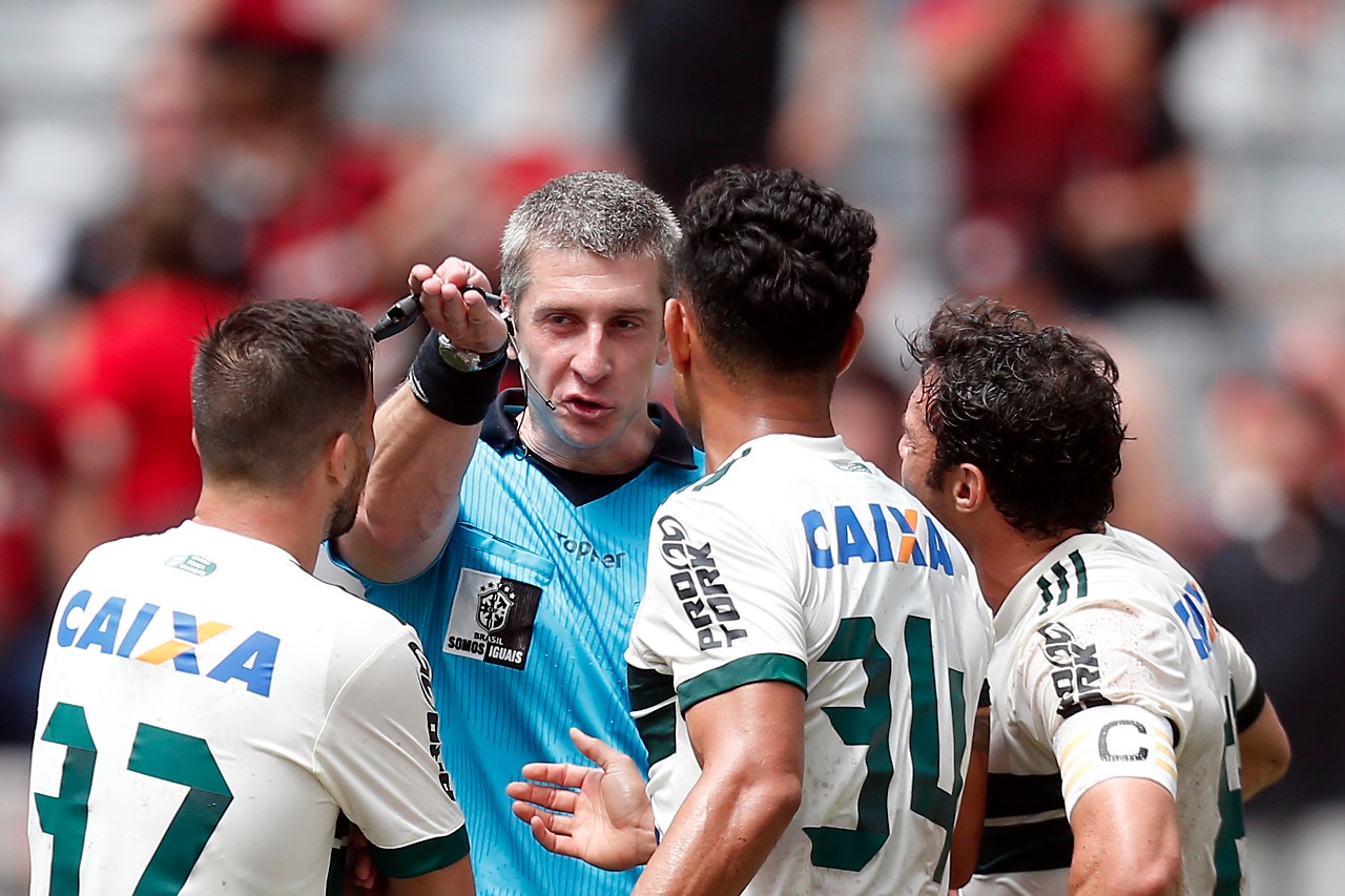 Zagueiro Werley foi expulso após o empate no Atletiba por reclamar com o árbitro Anderson Daronco. | Albari Rosa/Gazeta do Povo