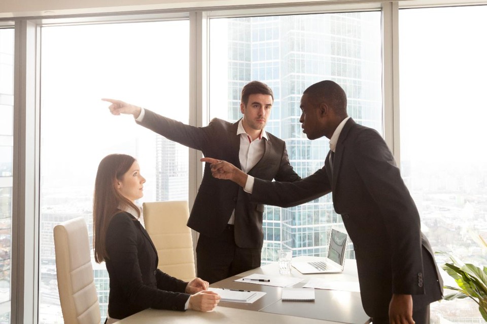Mulheres e negros levarão décadas para alcançar a isonomia salarial em relação aos homens e aos brancos, respectivamente. | Bigstock