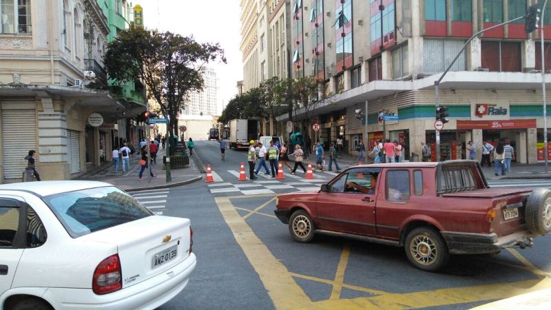 Bloqueio na rua Barão do Rio Branco, no Centro de Curitiba | Eduardo Luiz Klisiewicz/Gazeta do Povo