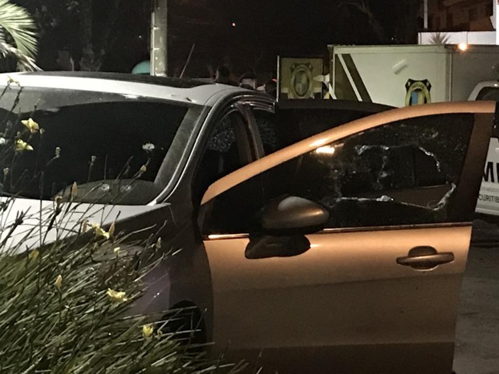 Marcas de tiros de fuzil no carro alvejado no Rebouças na noite de domingo. | Lucas Sarzi/Tribuna do Paraná