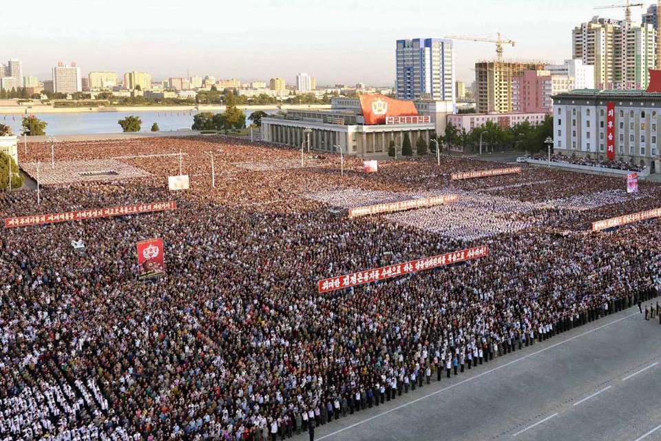 Apesar de décadas de isolamento, Coreia do Norte se estabilizou economicamente. Na foto, moradores vão às ruas para apoiar ditador Kim Jong-un | STR/AFP