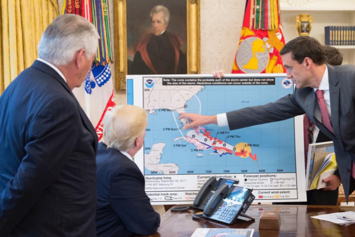 O presidente Donaldo Trump e secretários no salão Oval da Casa Branca observam no mapa o furação Irma em direção à costa da Flórida | Dan Scavino Jr/Fotos Públicas