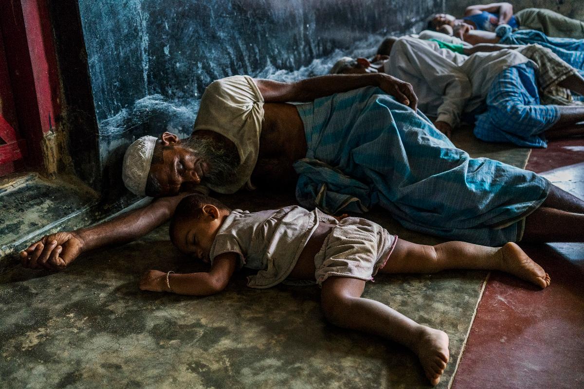 Refugiados rohingya de Myanmar descansam em uma mesquita no Kutupalong Refugee Camp em Ukhia, Bangladesh | ADAM DEAN/NYT