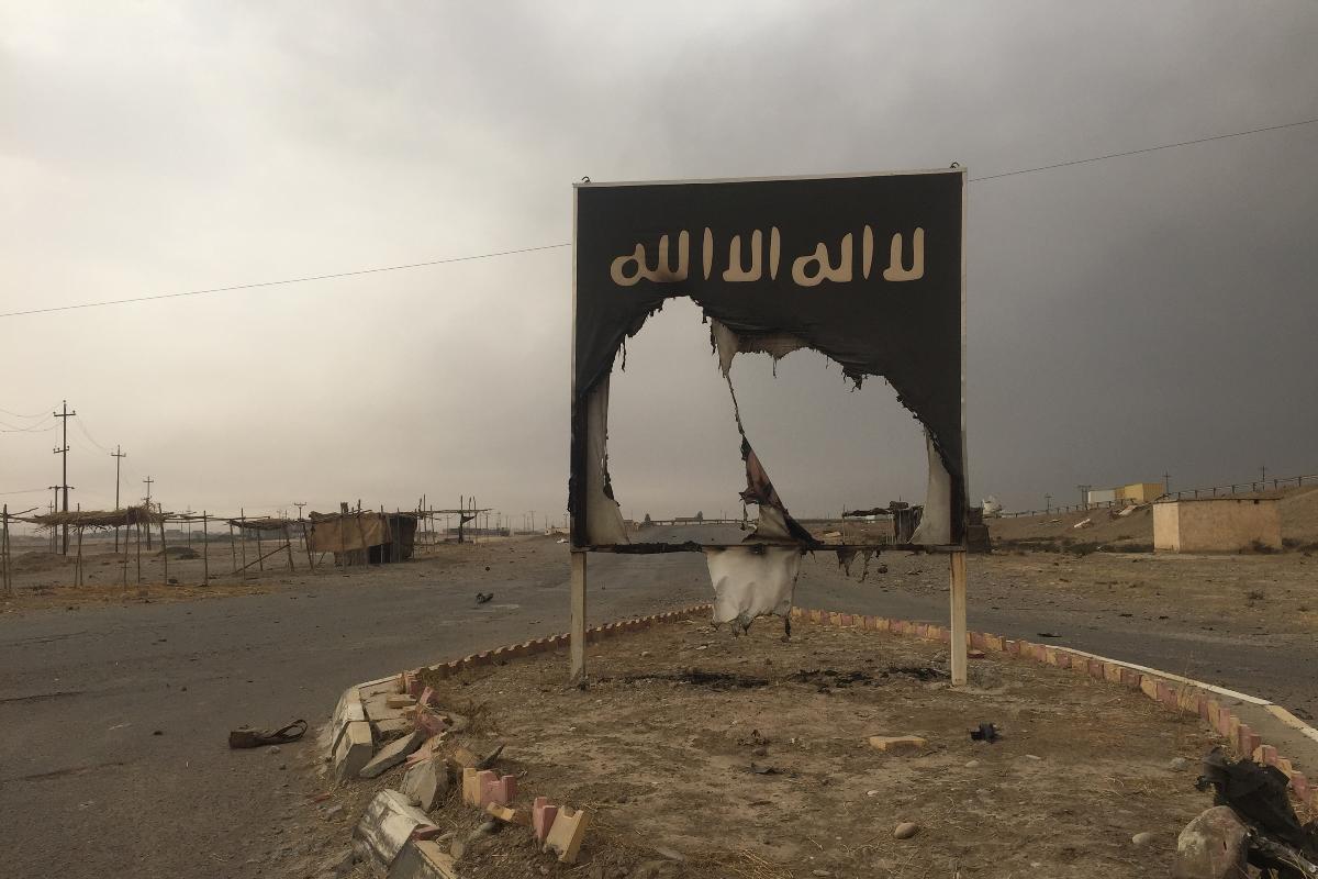 Bandeira do Estado Islâmico rasgada em Qayarrah, no Iraque | Nick Quested/Junger Quested Films LLC