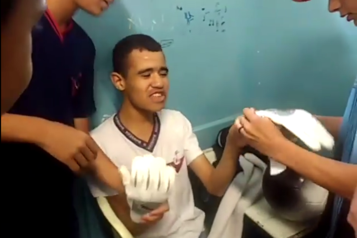 Colegas dão par de luvas a aluno com necessidades especiais | Reprodução/Facebook