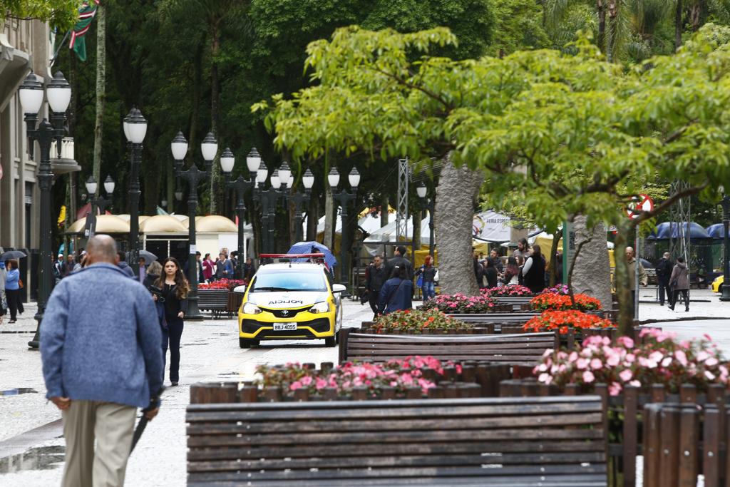 Briga aconteceu no início da manhã, quando lojistas começavam o expediente | Aniele Nascimento/Gazeta do Povo