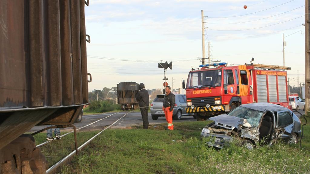 Acidentes como esse em Pinhais, em que o motorista ficou preso nas ferragens, mostram a necessidade de maior segurança nos cruzamentos férreos na região de Curitiba. | Aniele Nascimento /Gazeta do Povo