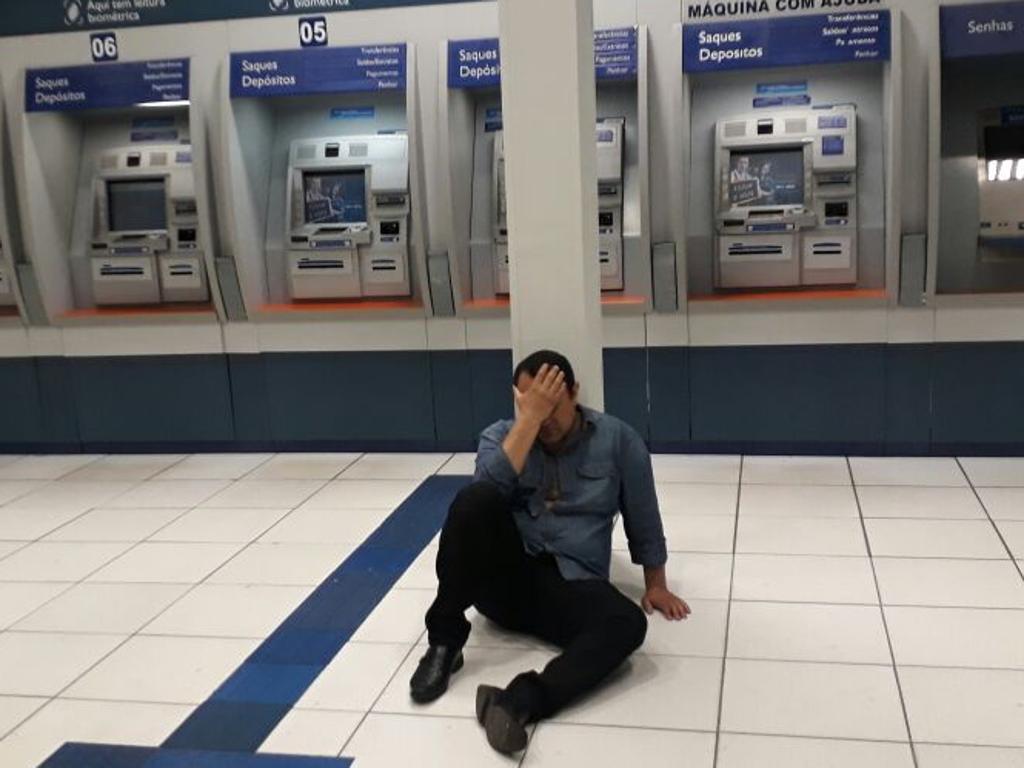 Claudinei Correia da Rocha e a esposa Lucineia foram surpreendidos pela porta automática que fechou sozinha. | Arquivo pessoal/