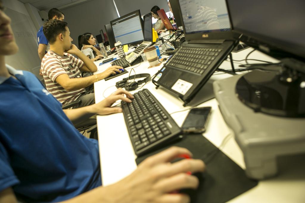 Profissional é responsável pela parte burocrática, mas também auxilia o cliente na gestão da empresa. | Marcelo Andrade/Gazeta do Povo