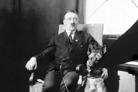 12 livros que ajudam a entender os crimes e a maldade do nazismo Detalhe da biografia de Hitler escrita por Ian Kershaw | Divulgação