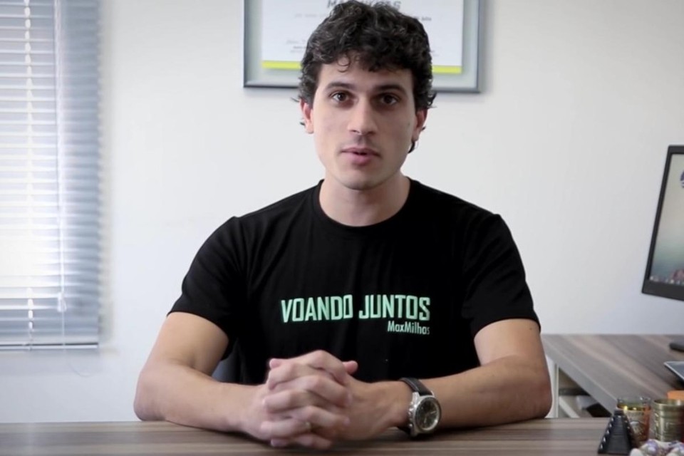 A MaxMilhas foi criada por Max Oliveira, empreendedor mineiro que começou vivendo na pele o problema que, meses depois, viraria seu negócio. | Reprodução/