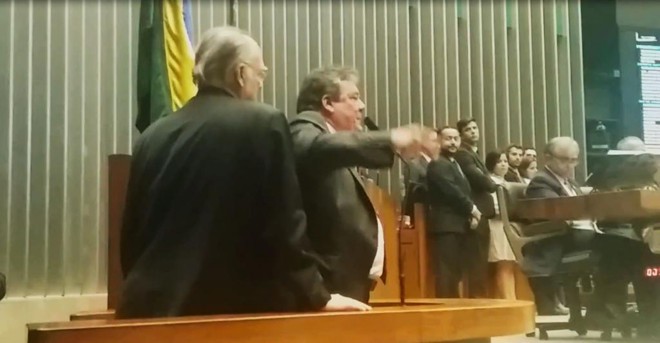 Roberto Freire (à esquerda) foi até a tribuna acompanhar de perto o discurso de Silvio Costa, que o provocava por citação na delação da Odebrecht. | Evandro Éboli / Gazeta do Povo