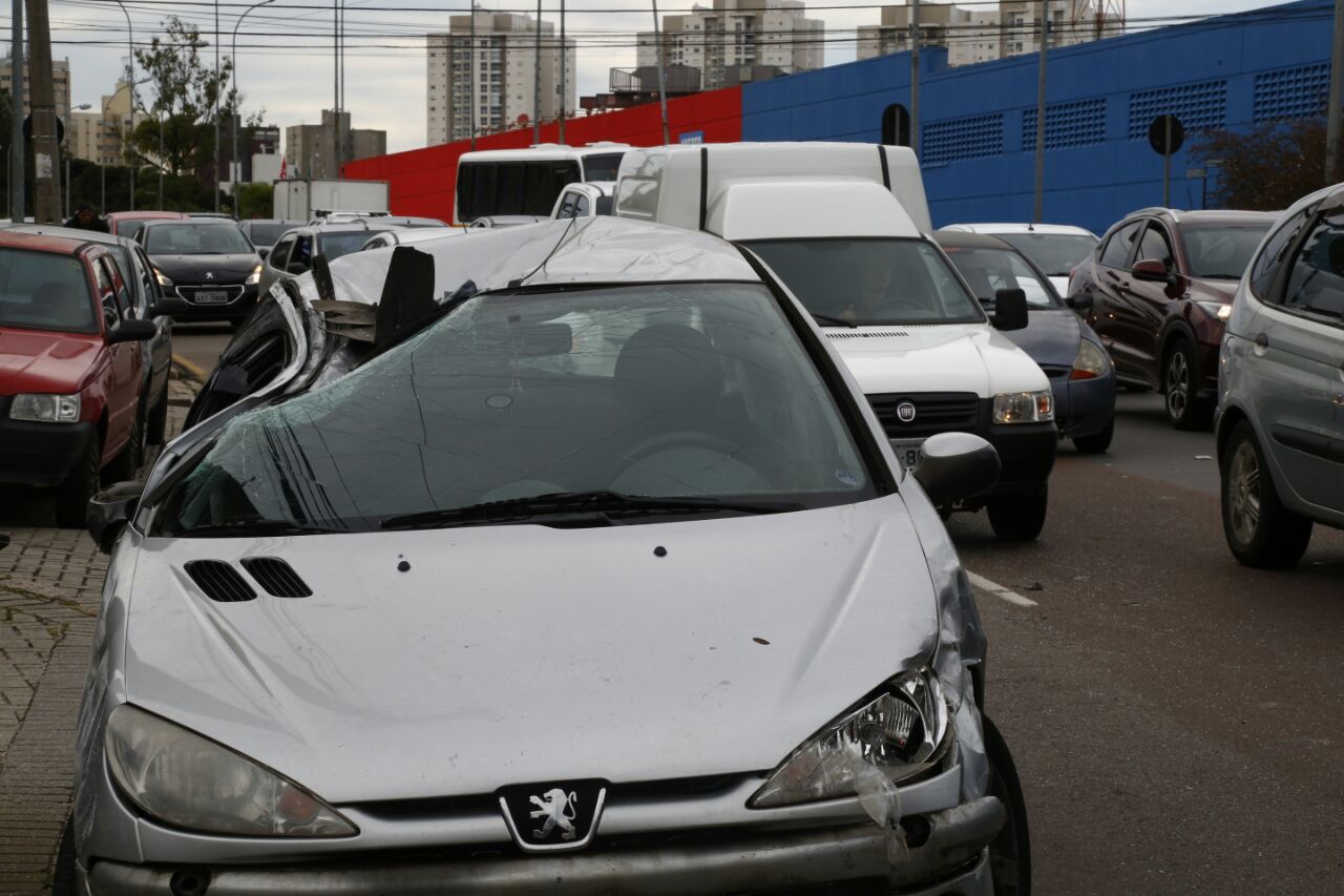 Apesar do capô amassado, ninguém se machucou no acidente. | Aniele Nascimento/Gazeta do Povo