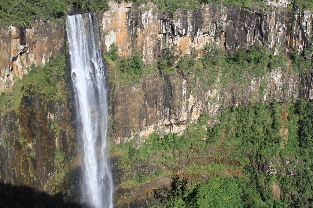 Salto São Francisco, em Guarapuava, chega a  receber 700 turistas por fim de semana.  