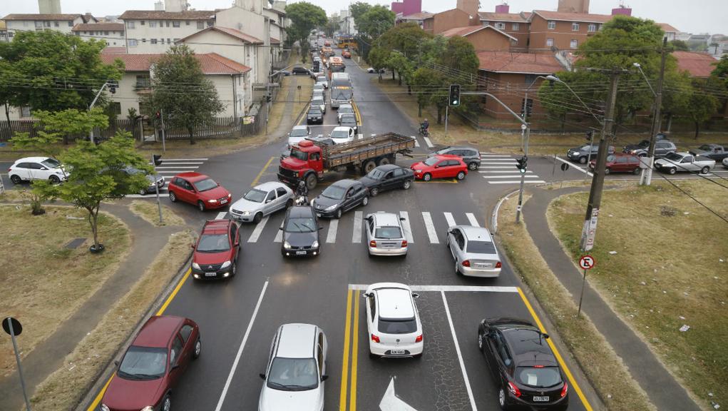 Desrespeito em cruzamentos cria um verdadeiro nó na região | Felipe Rosa/Tribuna do Paraná