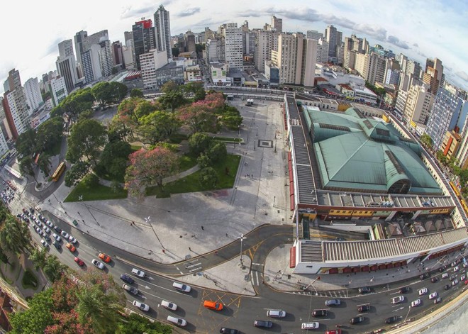 Pedestres da Praça Rui Barbosa é um dos principais alvos da gangue do pedal. | Daniel Castellano/Gazeta do Povo
