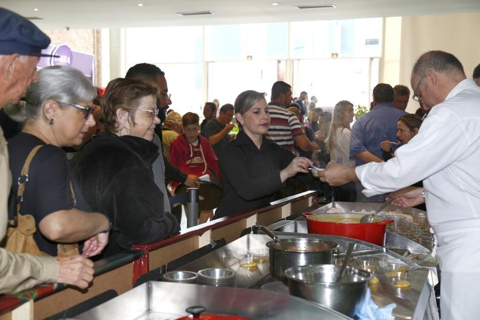 Com degustação e cerveja artesanal, evento leva carne suína a 15 mil pessoas Durante o evento, quem passou pelo Espaço Arena do Mercado saboreou cortes especiais harmonizados com cervejas artesanais. | Aniele Nascimento/Gazeta do Povo