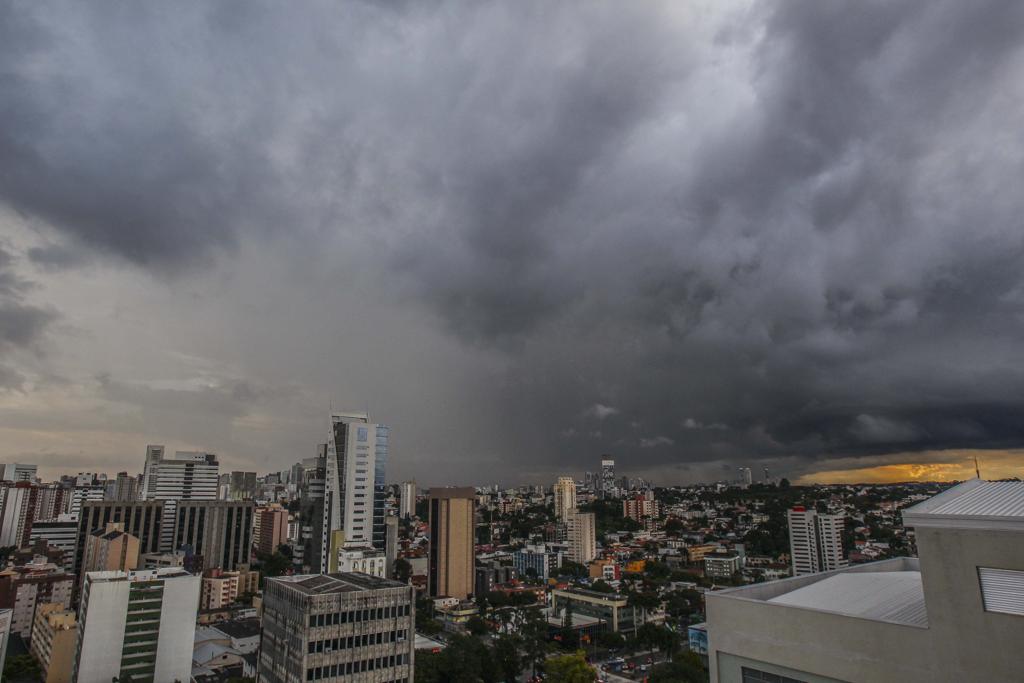 Chuva forte pode atingir Curitiba também nesta segunda (2) | Daniel Castellano/Gazeta do Povo