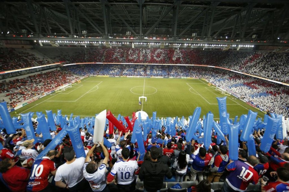 Torcida do Paraná coloriu a Arena nas cores azul, vermelho e branco. | Albari Rosa/Gazeta do Povo