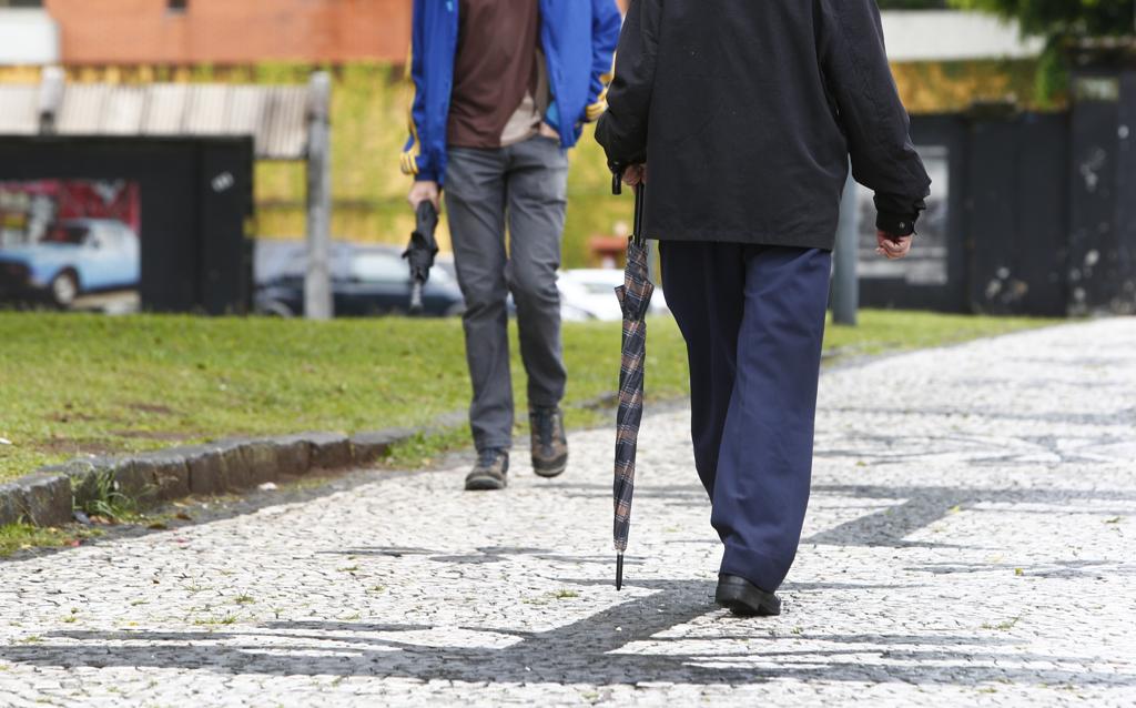 Não deixe o guarda-chuva em casa: terça-feira (10) ainda pode ter pancadas em Curitiba | Aniele Nascimento/Gazeta do Povo
