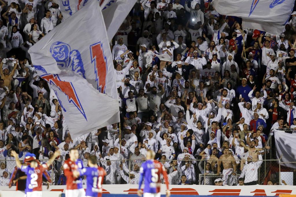 Jogadores e torcida paranista comemoram a importante vitória sobre o Vila Nova. | Albari Rosa/gazeta do povo