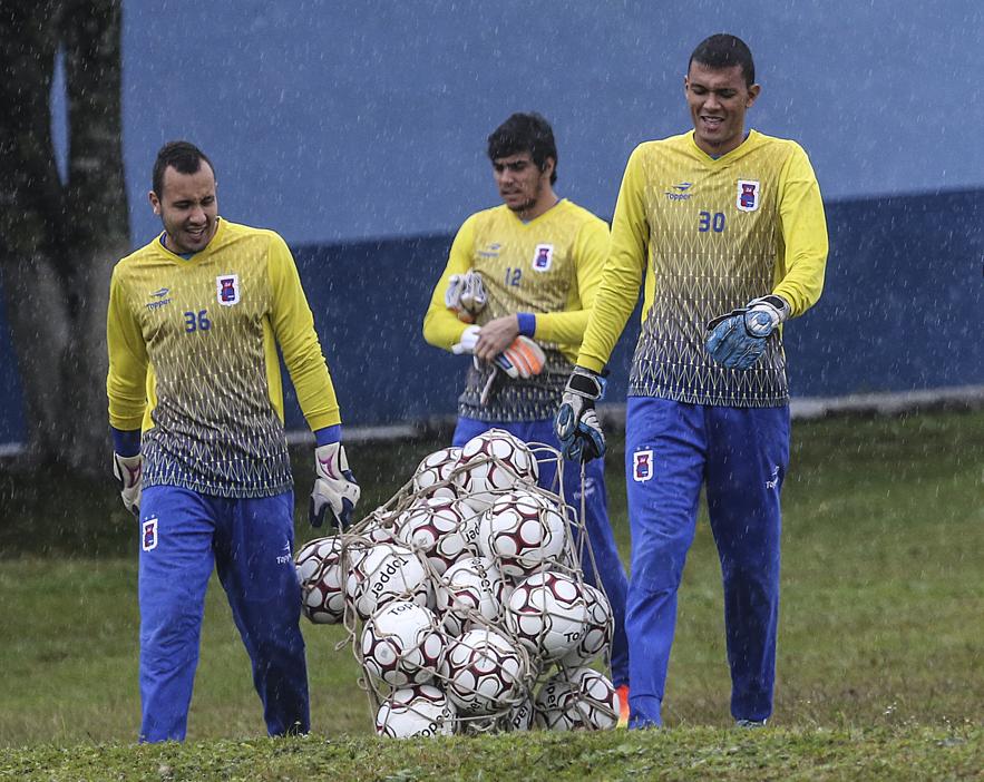 Douglas (à frente) fará sua primeira partida como titular do Paraná. | Jonathan Campos/Gazeta do Povo