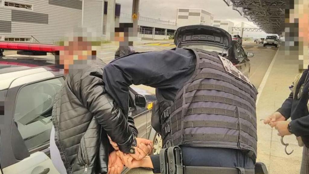 Além dos mandados de prisão por estupro e atentado violento ao pudor, homem dirigia táxi clandestino. | Divulgação/Guarda Municipal de São José dos Pinhais