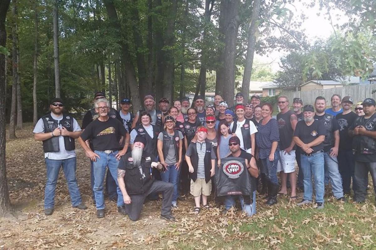 Alex e o grupo de motoqueiros que o levou até a escola | Reprodução