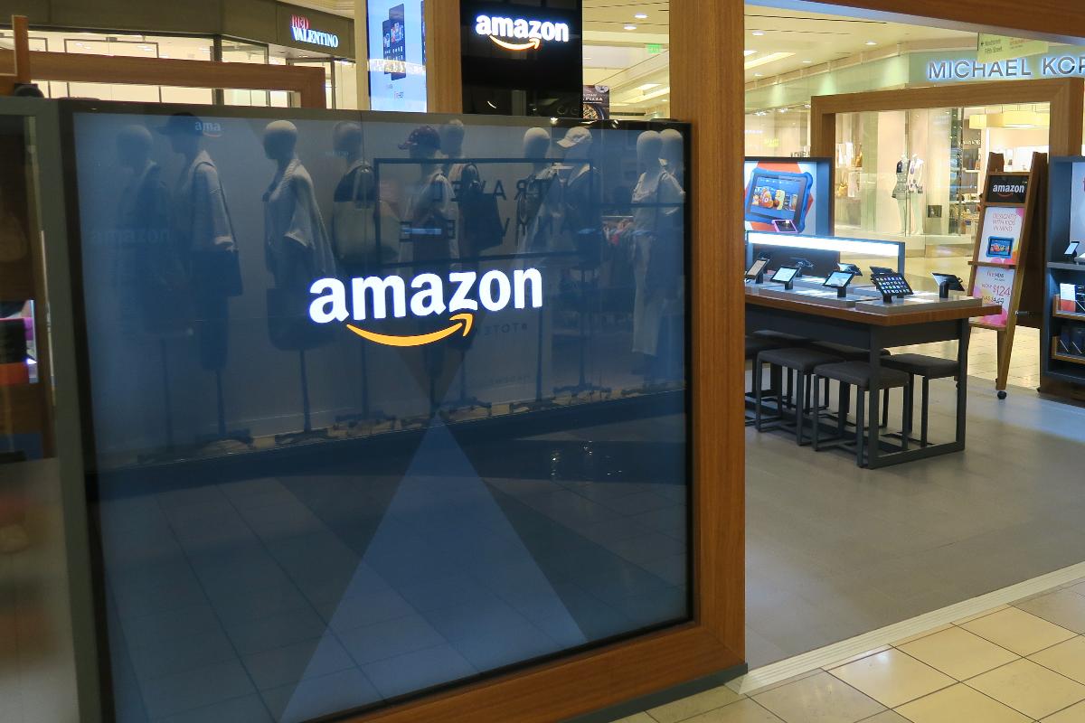 Fachada de uma loja pop-up da Amazon nos Estados Unidos | Isriya Paireepairit/Flickr