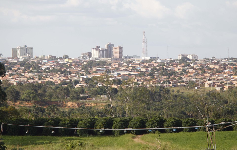 Crescimento de cidades, que ficam cada vez mais próximas das lavouras e pomares, acaba sendo uma ameaça | JONATHAN CAMPOS / GAZETA DO POVO