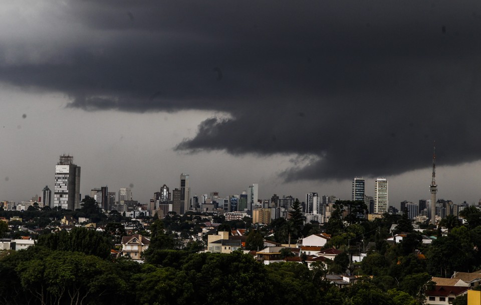 Moradores de municípios do Paraná que tiverem sob risco de tempestade serão alertados por SMS | Daniel Castellano/Gazeta do Povo