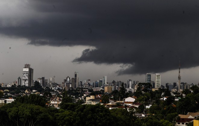 Moradores de municípios do Paraná que tiverem sob risco de tempestade serão alertados por SMS | Daniel Castellano/Gazeta do Povo