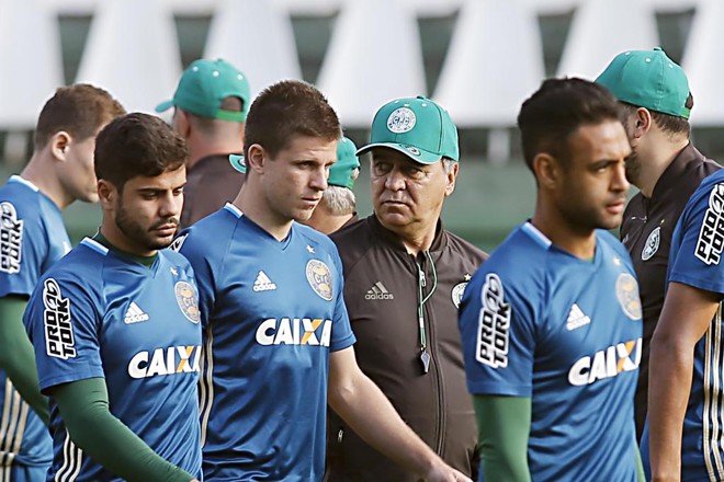 Marcelo Oliveira e os jogadores do Coritiba: pressão. | Albari Rosa/Gazeta do Povo