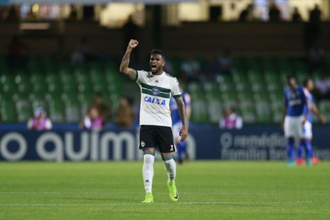 Vitória sobre o Cruzeiro traz alívio ao Coritiba. | Marcelo Andrade/Gazeta do Povo