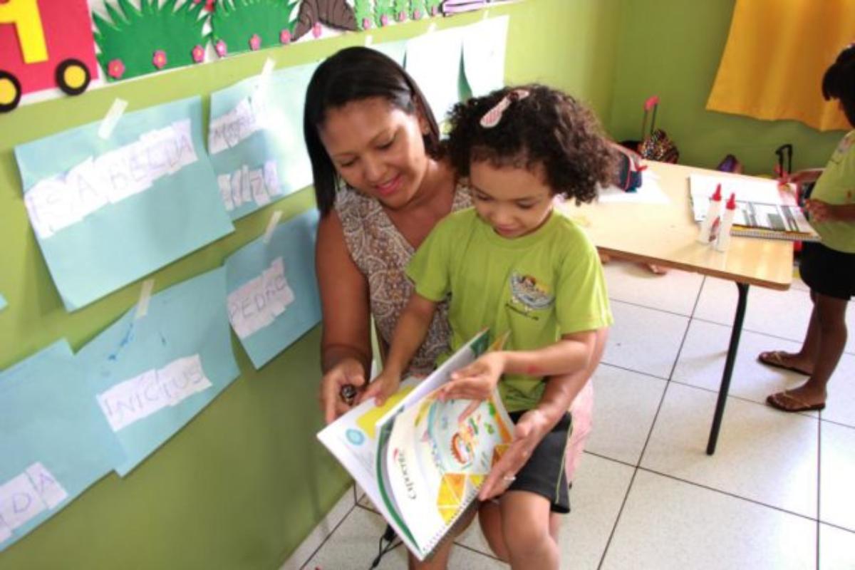 Professora e aluna em escola municipal de Porecatu(PR): oportunidade | Prefeitura de Porecatu