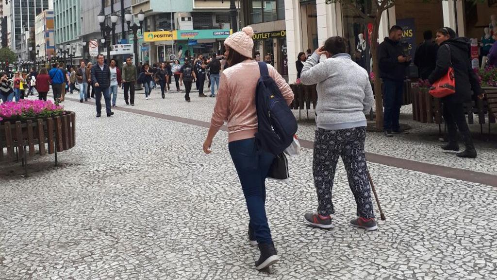 Muitas pessoas foram vistas usando gorros e casacos na Rua XV de novembro nesta segunda-feira (2) | Raquel Derevecki/Gazeta do Povo