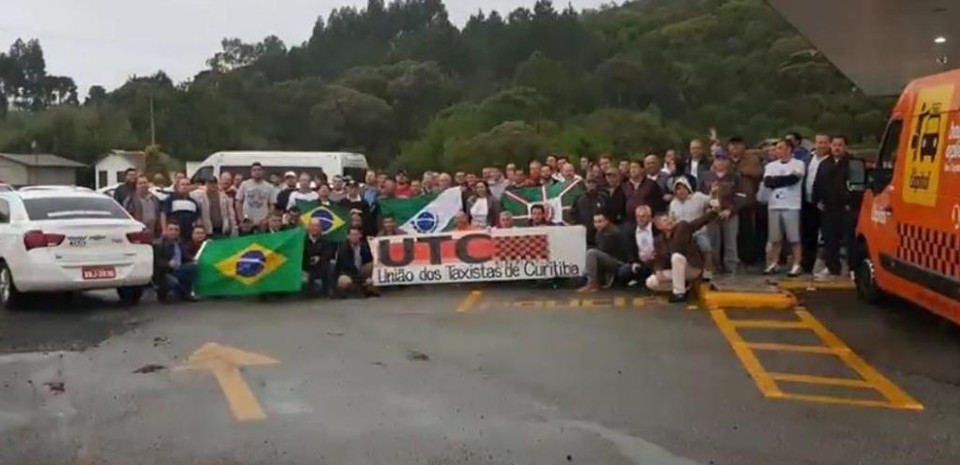 Cerca de 60 táxis de Curitiba e região partiram para Brasília na madrugada desta segunda-feira. | UTC/