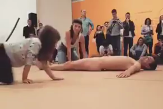 Menina é exposta ao artista Wagner Schwartz durante exposição no Museu de Arte Moderna de São Paulo: abuso | Reprodução