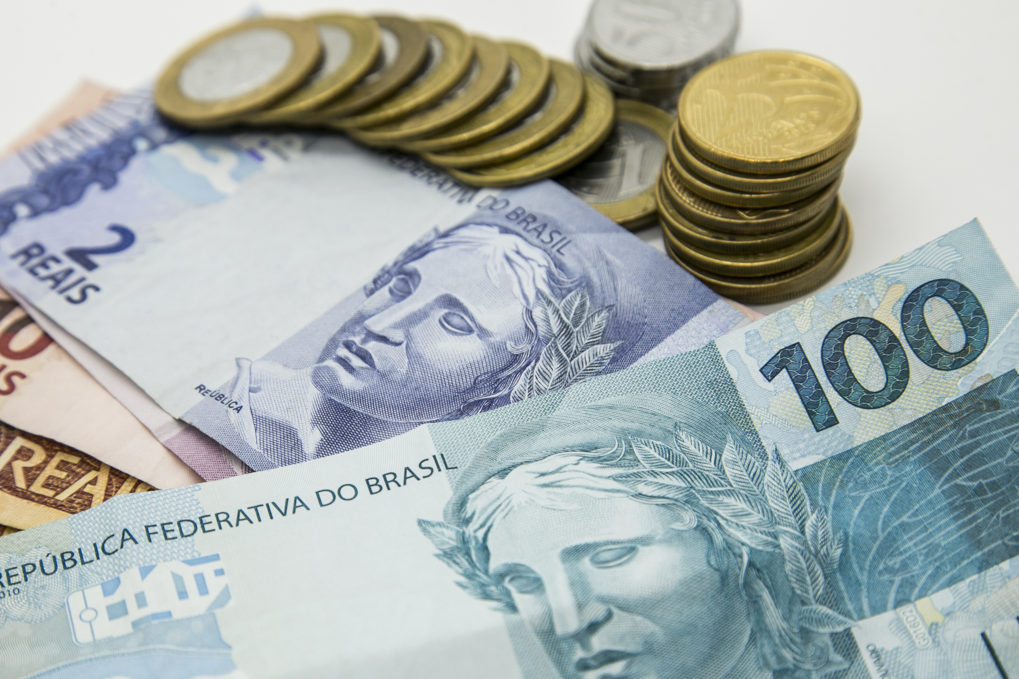 A poupança também perde rendimento com a queda da Selic, mas em alguns casos ainda é uma opção melhor do que muitos investimentos de renda fixa. | Marcelo Andrade/Gazeta do Povo