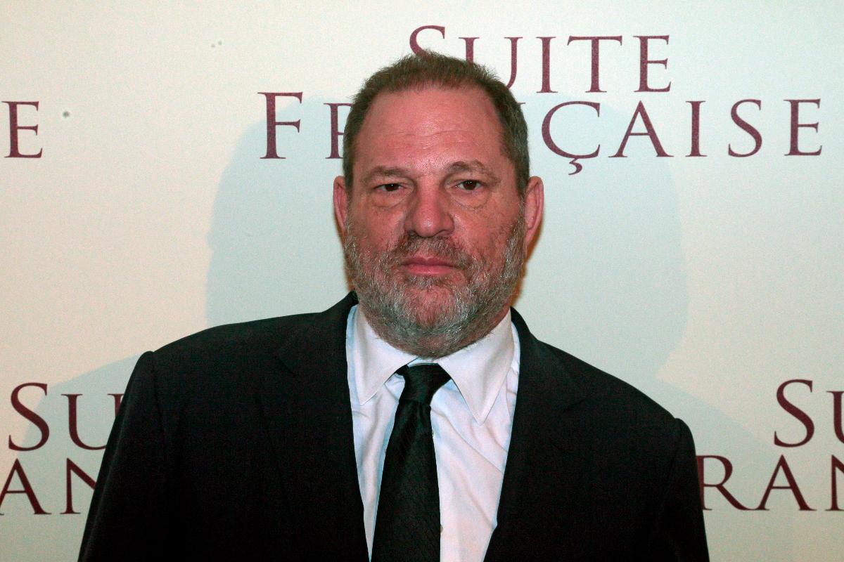 O produtor americano Harvey Weinstein posando antes do preview mundial do filme que ele produziu, "French suite" (Suite Francesa) do diretor britânico Saul Dibb, em uma sala de cinema de Paris. | JACQUES DEMARTHON/AFP