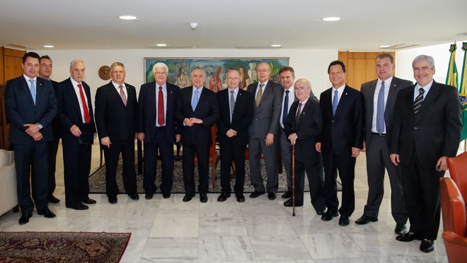 Temer posa para foto com os integrantes da comitiva da bancada federal do Paraná | Marcos Corrêa/PR