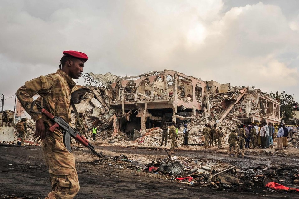 Por que ninguém liga para o maior atentado terrorista desde o 11 de setembro? Soldado somali patrulha em meio aos destroços deixados pelo ataque terrorista no centro de Mogadíscio, Somália, em 15 de outubro | MOHAMED ABDIWAHAB/AFP