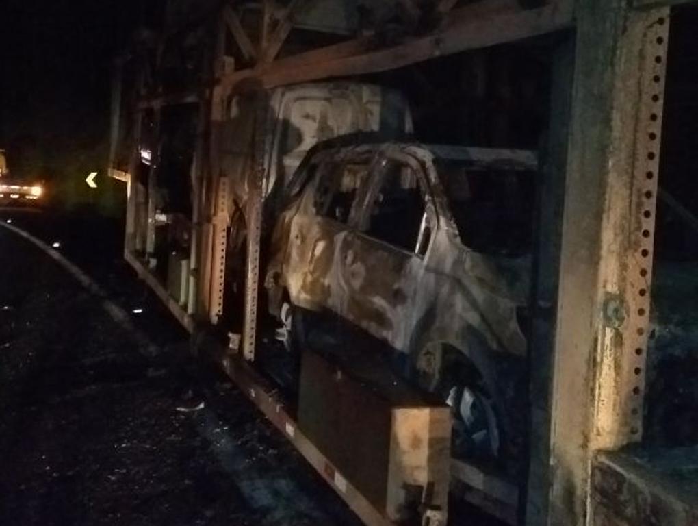 Incêndio foi na noite desta terça (3), por volta das 22 horas, mas ninguém ficou ferido | PRF/Divulgação