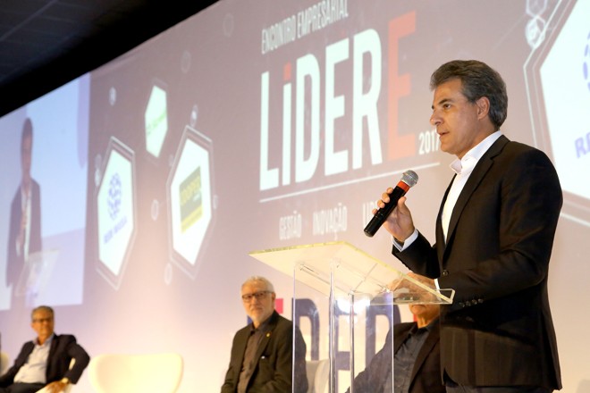 Ao lado de lideranças empresariais em Londrina, Richa sofreu cobranças por projeto enviado à Assembleia. | Jaelson Lucas/AEN-PR