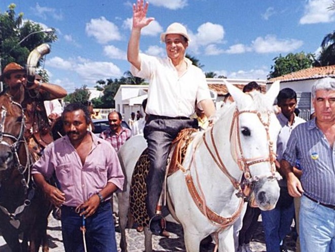 FHC monta durante a campanha eleitoral de 1994: foto deixa claro que não era um jegue. | José Varella/Estadão Conteúdo