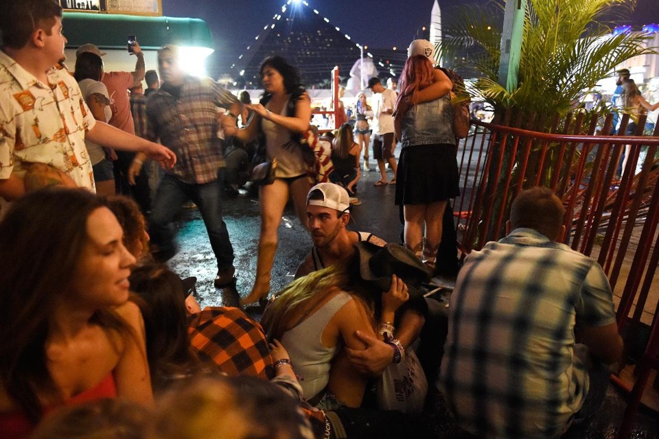 As pessoas correm do festival de música country  em Las Vegas, Nevada, depois que um atirador abriu fogo contra o público e matou pelo menos 20 pessoas. | David Becker/AFP