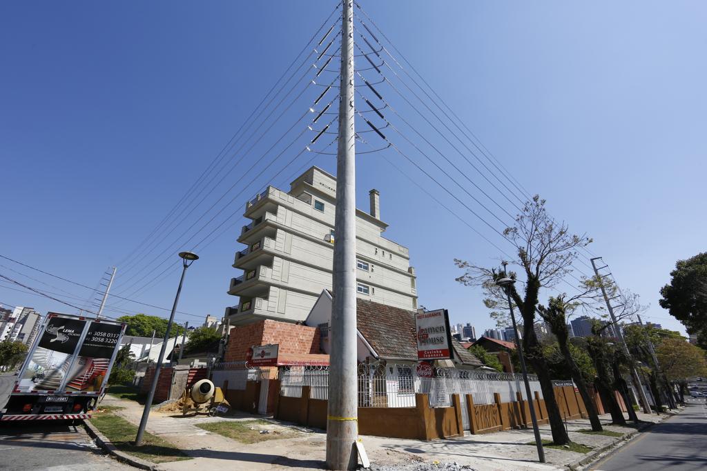 Obra será para aumentar a altura dos postes no Água Verde. | Aniele Nascimento/Gazeta do Povo