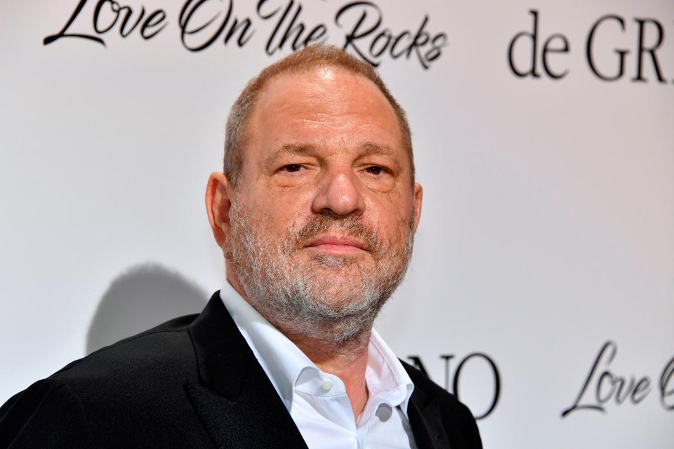 Foto realizada em 23 de maio de 2017 mostra o produtor Harvey Weinstein chegando para participar de festa no 70º Festival de Cinema de Cannes, no hotel Cap-Eden-Roc de Antibes, sudeste da França. A Academia Britânica de Artes de Cinema e Televisão (Bafta) disse que suspendeu a adesão de Harvey Weinstein, com vigência imediata | YANN COATSALIOU/AFP