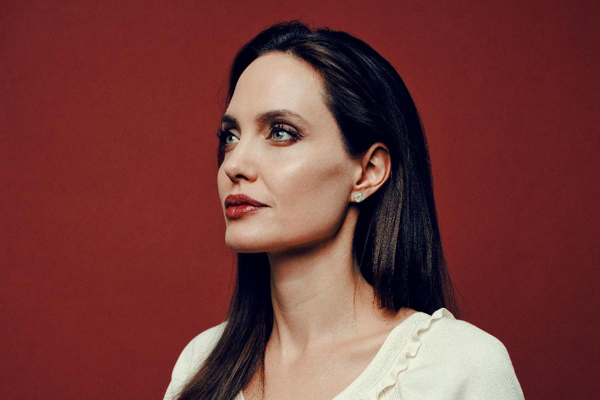 Angelina Jolie continua levando histórias difíceis e pouco conhecidas para a telona | RYAN PFLUGER/NYT